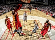 开云体育官网-太阳险胜热火，利拉德状态火热，一场东西部强队的战术博弈