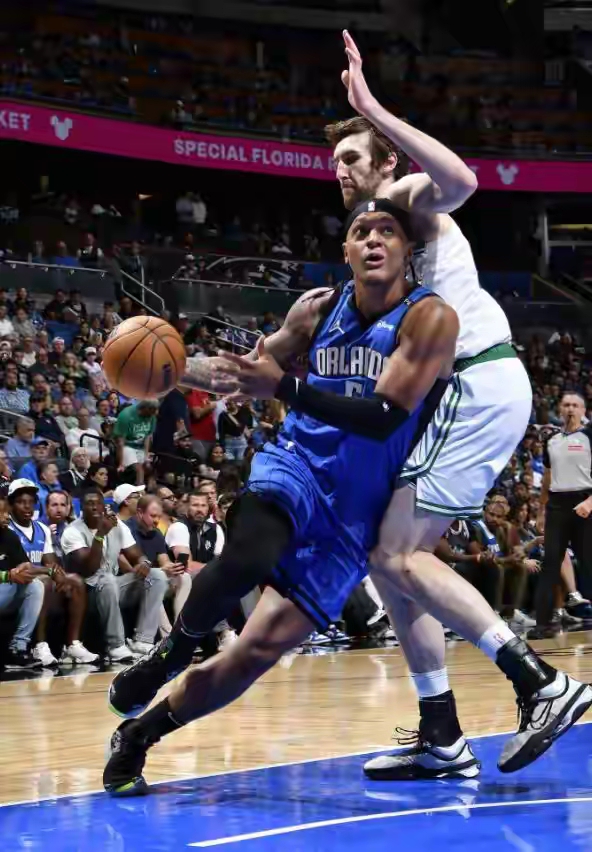 凯尔特人轻取魔术，拉塞尔送出助攻