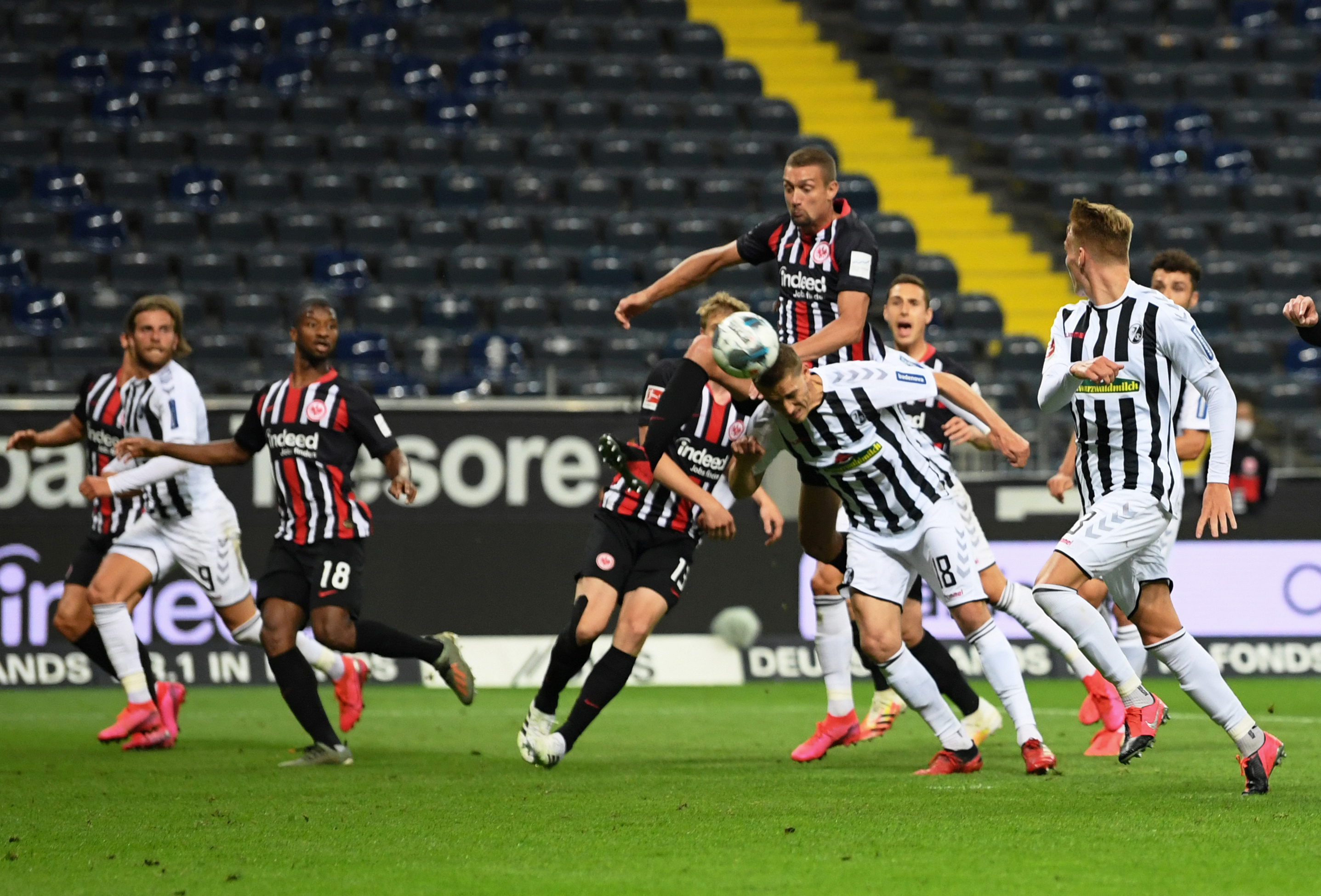 包含弗赖堡客场战平科特布斯，保持不败的词条