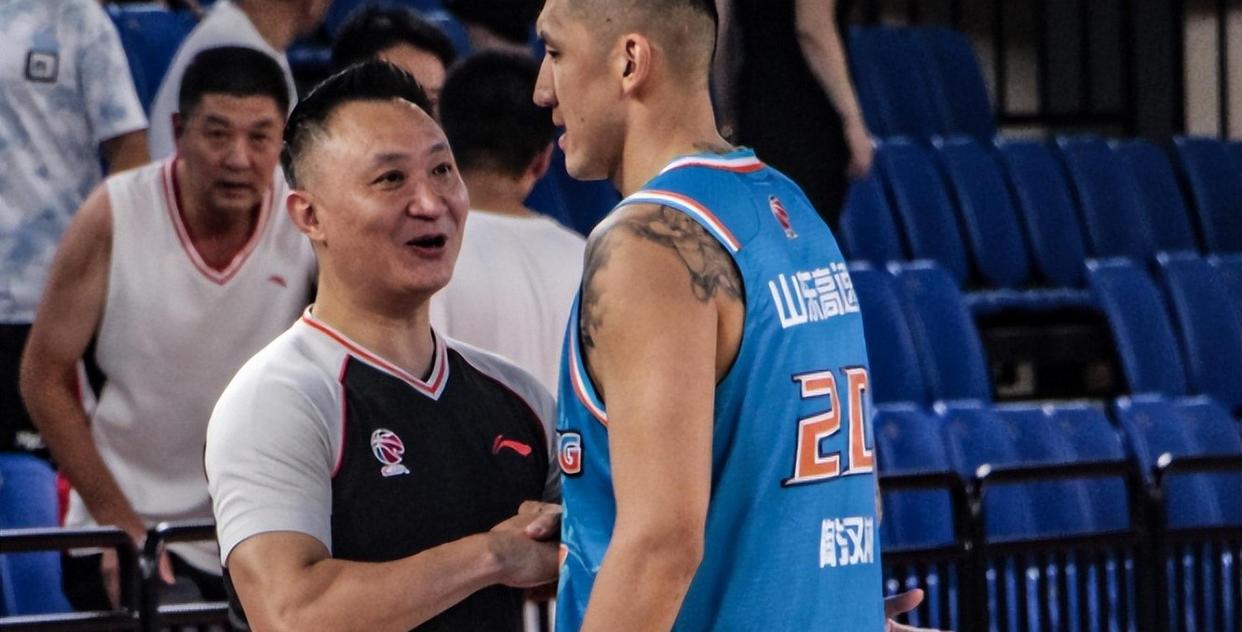 黑山队备战教练赛,期待取胜 黑山队备战教练赛,期待取胜