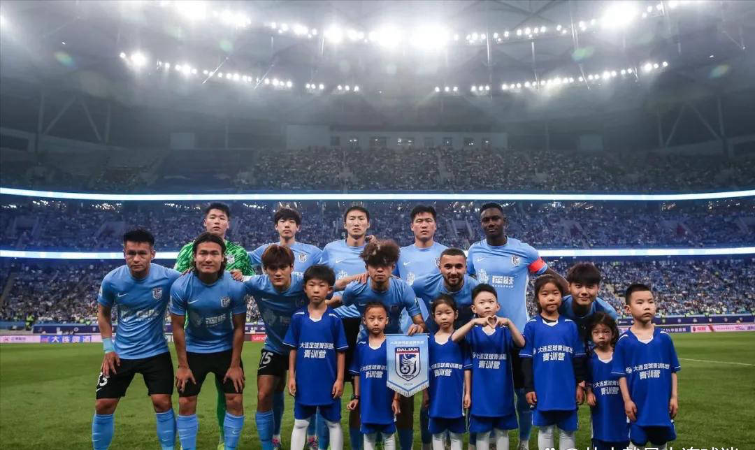 包含足球赛果：深圳佳兆业客场战胜大连一方，豪取胜利的词条