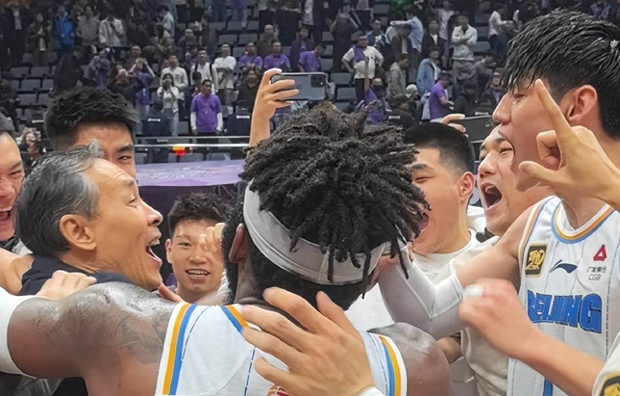 包含北京首钢遭逢三连败，球队状态低迷的词条