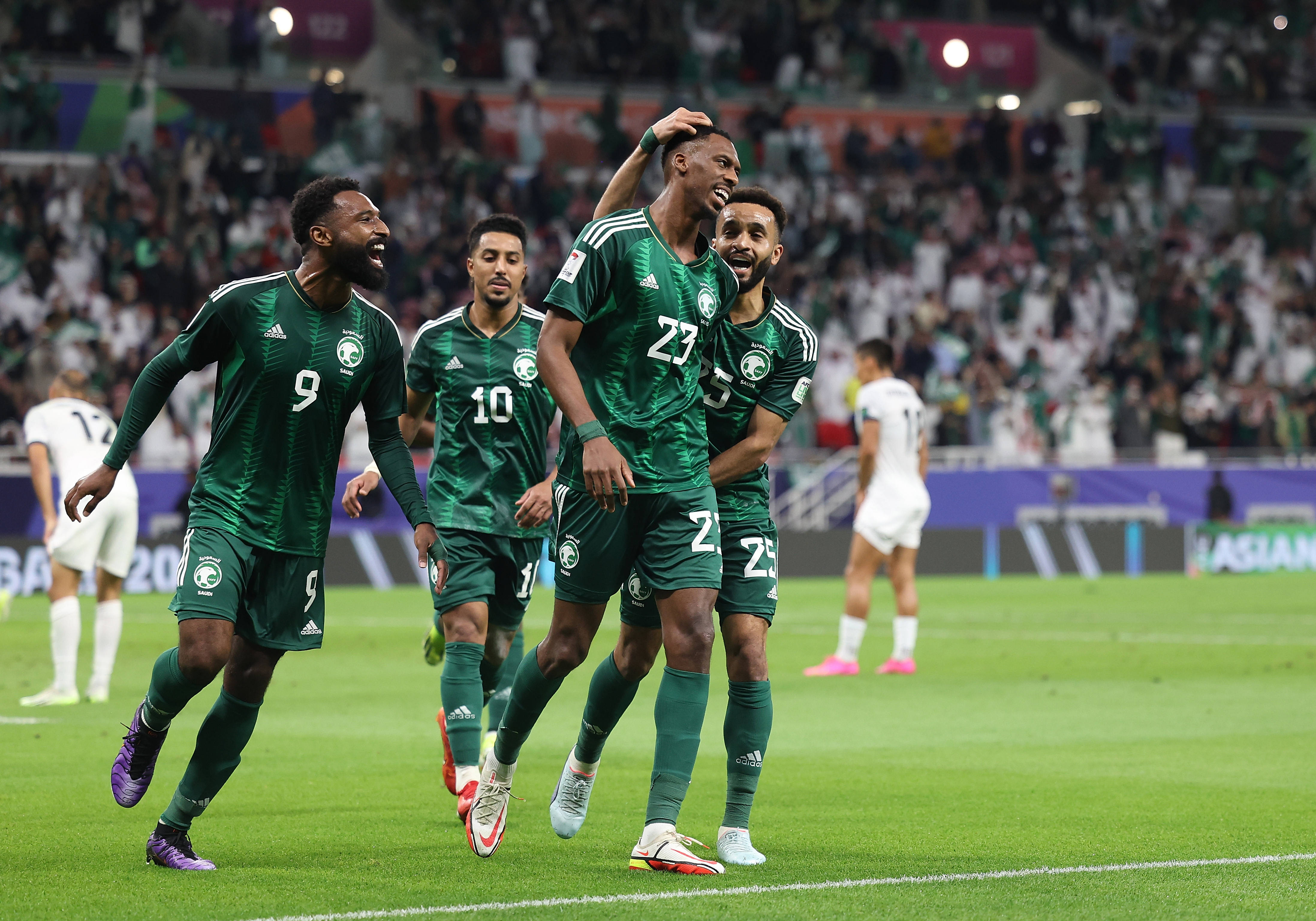 墨西哥队在比赛中实现逆袭，赢得观众喝彩