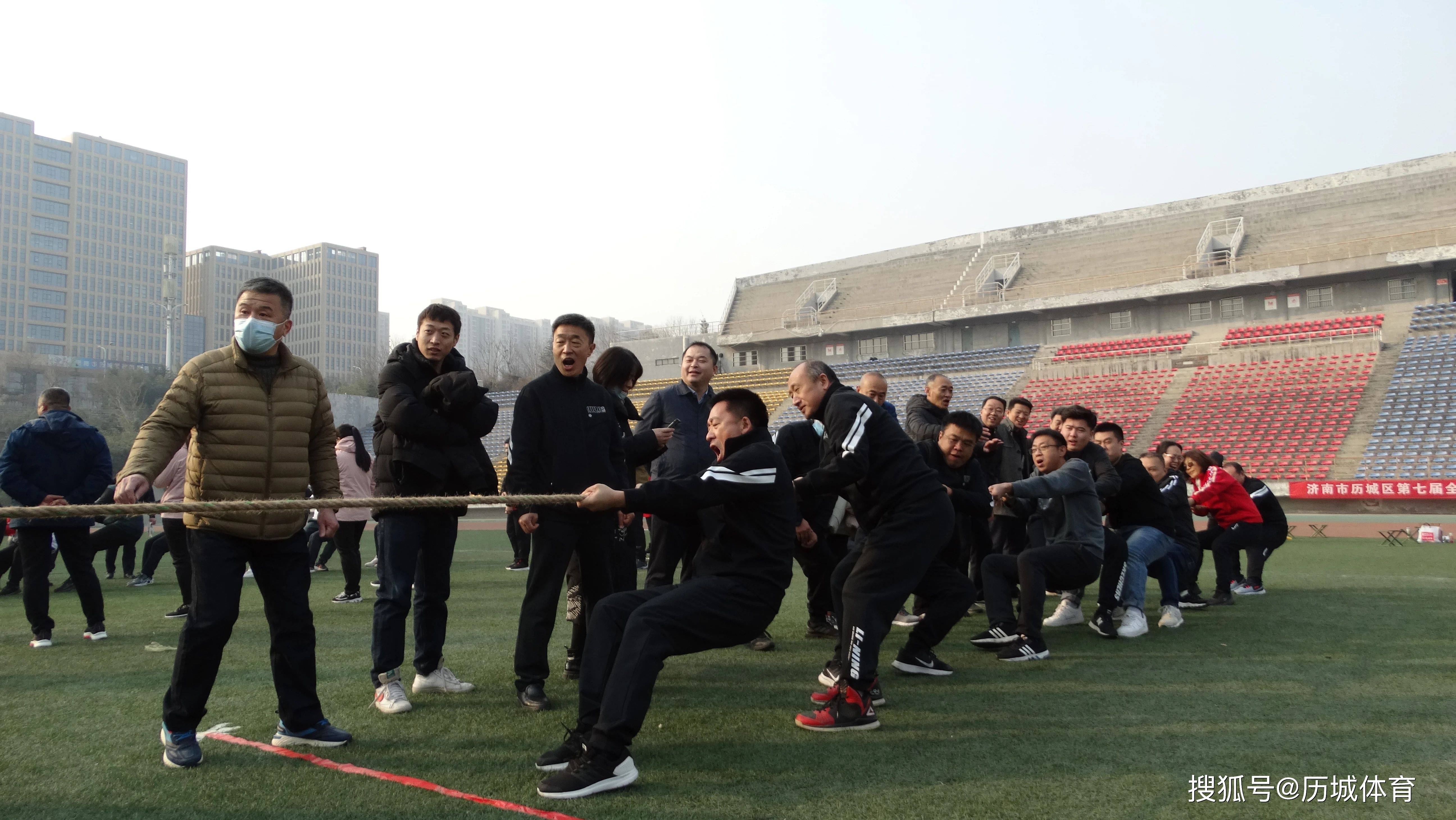 各队团结一心,角逐胜负 各队团结一心,角逐胜负