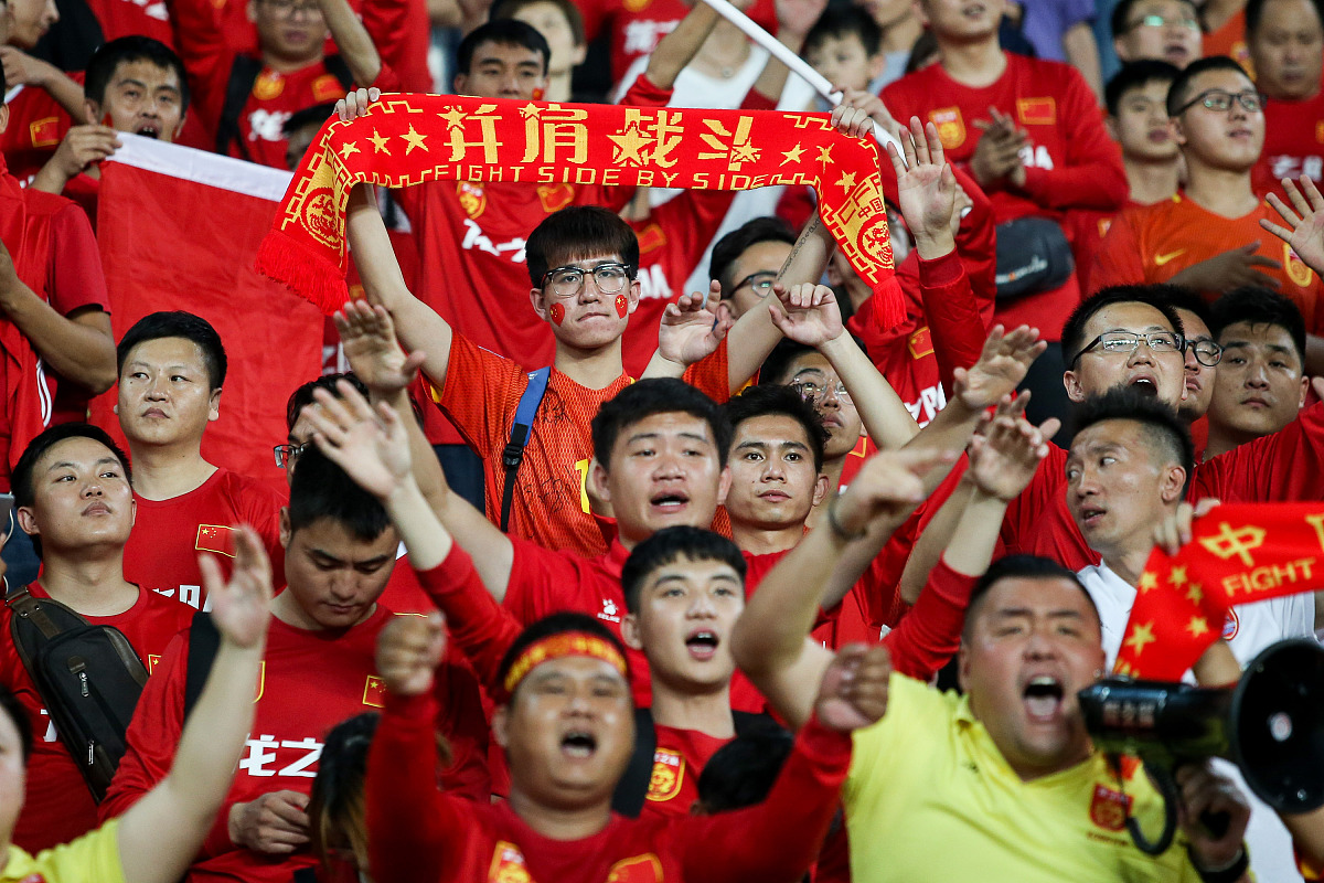 各队团结一心,角逐胜负 各队团结一心,角逐胜负