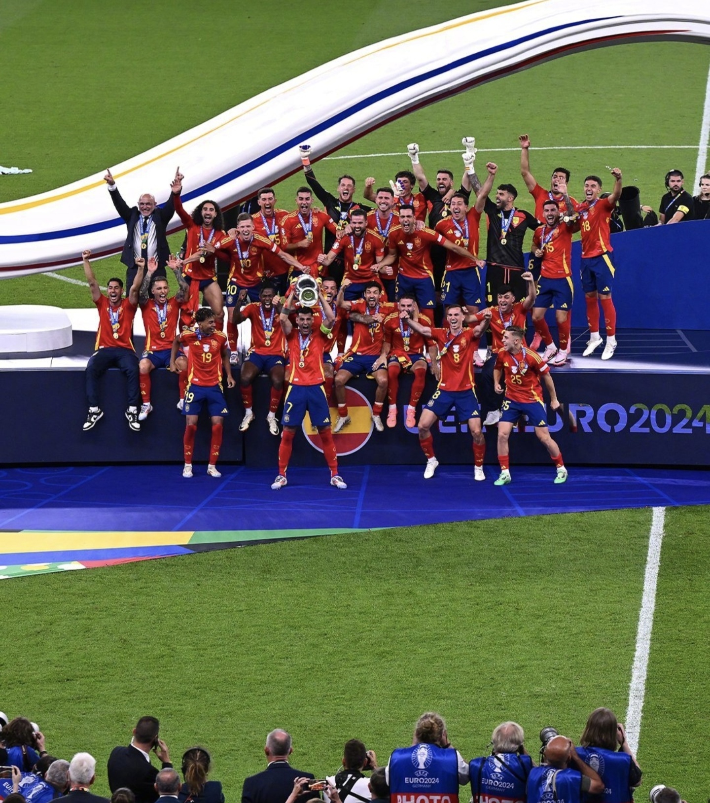 欧洲联赛引发球迷热情,球员争夺胜利 欧洲联赛引发球迷热情,球员争夺胜利