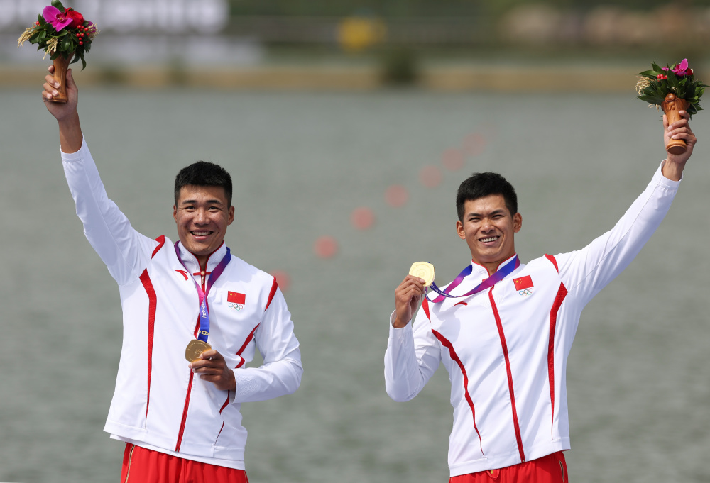 双人皮划艇赛事：俄罗斯选手一路领先，成功夺冠