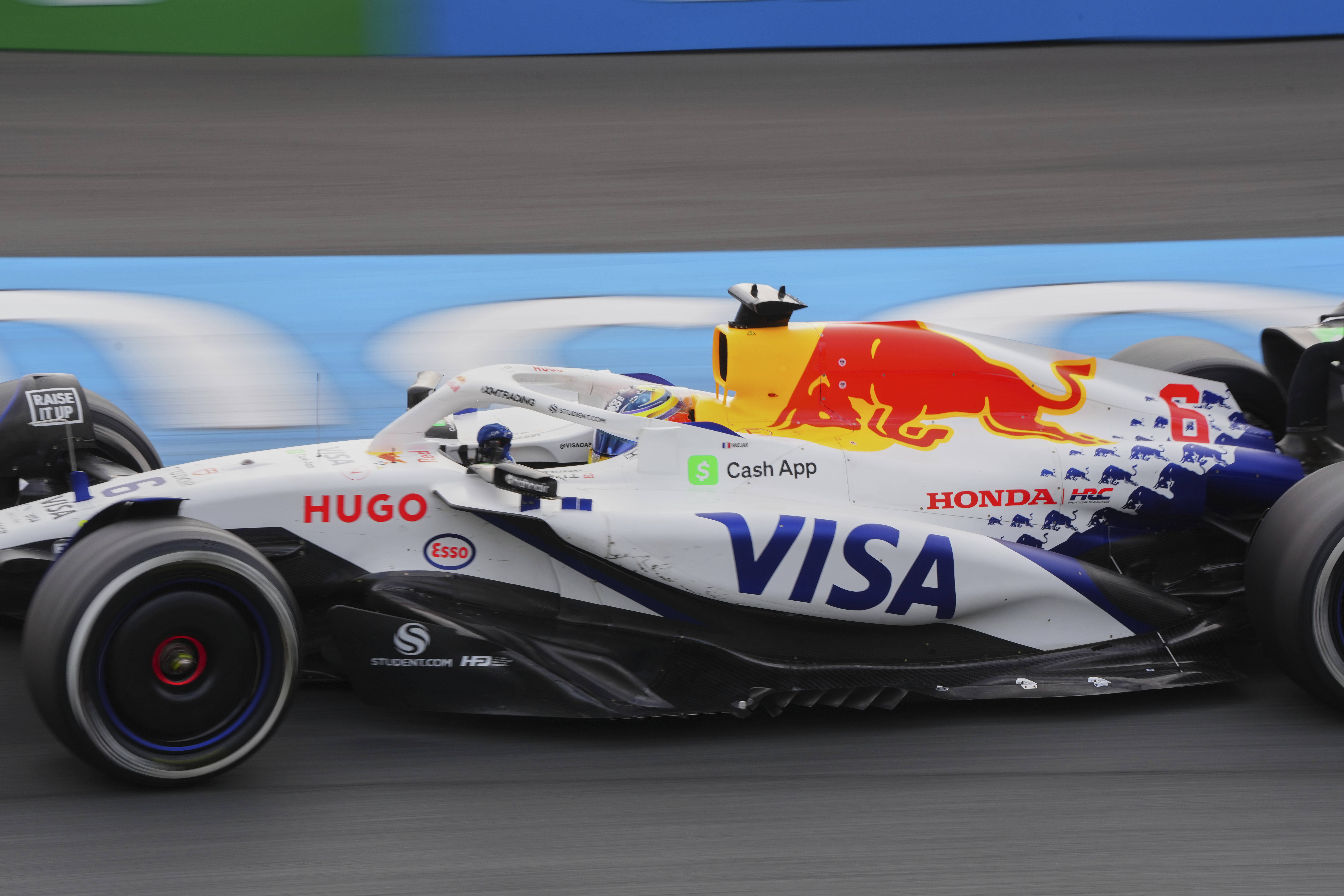 雷诺车队鏖战红牛车队,皮亚斯特里带队取胜的简单介绍 雷诺车队鏖战红牛车队,皮亚斯特里带队取胜的简单介绍