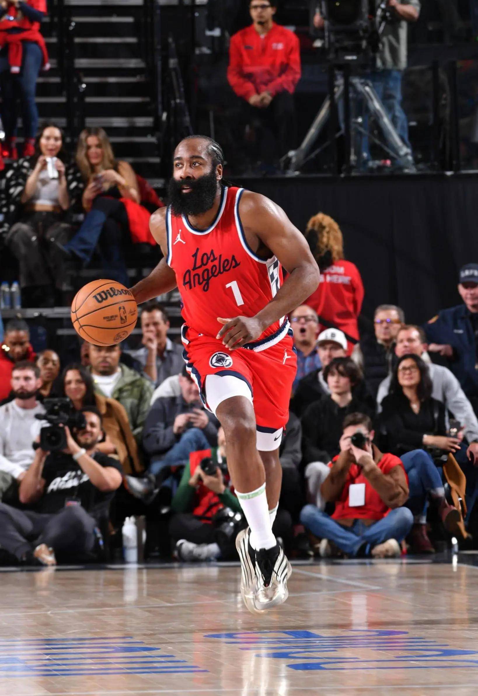 上海队横扫灰熊，哈登惊艳四座的简单介绍