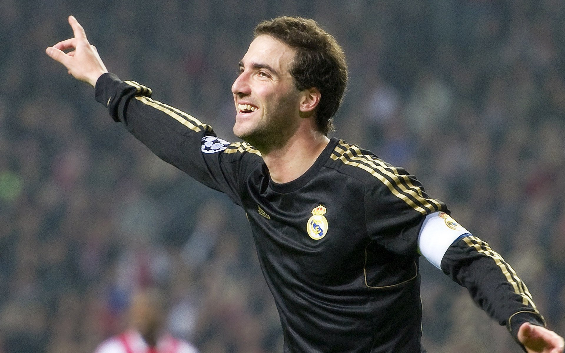 赛道上的孤勇者，拉文扛起全队，F1年度争冠之夜的不朽传奇